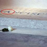 Lasciate così la lapide di Francesco: quella “A” c'entra con l'amore