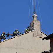 Montato il comignolo sulla Sistina. Da lì arriverà la fumata bianca