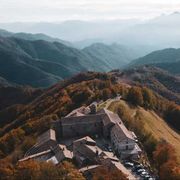 Dalle antiche abbazie alle lotte partigiane, ecco l'Appennino che «resiste»