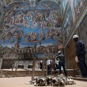 Gli 80 sigilli, le vetrate oscurate, le due stufe... La logistica del Conclave