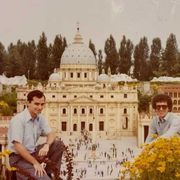 La foto “profetica” davanti al plastico di San Pietro