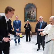 Sinner al Papa: «Vuole giocare?». «Meglio di no. Potrei rompere qualcosa»
