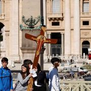 La tomba di San Pietro, la piazza: attesa per la Messa di inizio pontificato