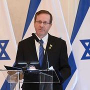 «Il Papa venga in Israele». L'intervista al presidente Herzog