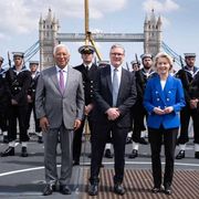 Il Regno Unito “rivede” la Brexit: accordi con la Ue dalla difesa ai giovani