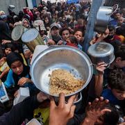 Netanyahu "apre" sugli ostaggi. Aiuti fermi, «distribuirli è troppo rischioso»