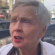 84enne condannata per un cartello "no alla guerra". Ricoperta di fiori