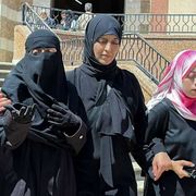 Lo strazio di Alaa, la pediatra che ha perso 9 dei suoi 10 figli in un raid