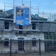 Il volto di Gianna Beretta Molla “veglia” sul cantiere della sua casa