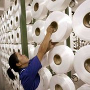 La moda usa e getta è sempre più un problema: c'è solo una soluzione possibile