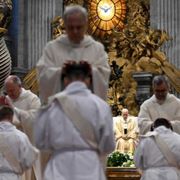 Dall'ex manager all'ex ufficiale: chi sono gli 11 preti ordinati da Leone XIV