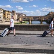 Affitti brevi, le sentenze aprono ma i Comuni vietano. E regna il caos