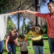 I giovani hanno voglia di fare figli ma la società non riesce a sostenerla