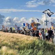 I 19mila in marcia da Parigi a Chartres: la fede che risveglia la Francia