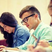 Oltre gli schermi nel tempo delle solitudini connesse