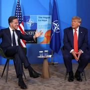 Chi è quello strano tipo di Rutte e le lodi sperticate a Donald