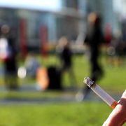 La Francia alza il tiro: fumo vietato in parchi e spiagge