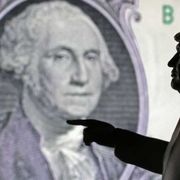 Il dollaro è sempre più debole: chi ci guadagna e chi ci perde