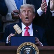 L'ultima puntata della telenovela sui dazi: Trump li comunicherà via lettera