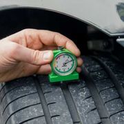 Un'automobile su quattro viaggia con pneumatici non in regola