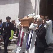 Le risposte difficili da trovare e la preghiera: l'ultimo saluto a don Matteo