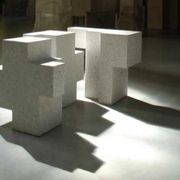 Dallo spazio alla presenza: così l’arte abita i luoghi del rito