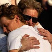 Jannik e l'abbraccio con papà Hanspeter: l'immagine dell'estate 2025