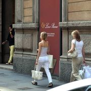 Il lusso, gli sfruttati e noi: ecco chi ha subito un danno