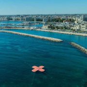 Quell'enorme cerotto galleggiante davanti alla basilica di San Nicola