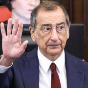 La difesa di Sala: «Ho le mani pulite». Il sindaco resta, l'assessore no