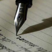 Libri, mediocrità e consenso: la letteratura è diventata un premificio?