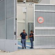 Il caso dei 132 migranti trasferiti in Albania «senza ordini»