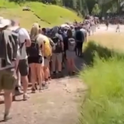 Le Dolomiti assediate dai turisti: «Rinunciamo al marchio Unesco»