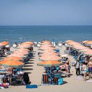 Lo scontro balneare sui trend del turismo: la politica e le posizioni in campo