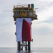 Greenpeace installa una gigantesca opera di Anish Kapoor su una piattaforma Shell