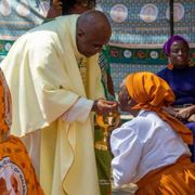 La lezione della Chiesa del Malawi: no all'uso dei cellulari a Messa e non solo