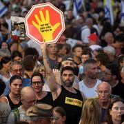 Due milioni di israeliani in piazza sono un sussulto di coscienza per Gaza