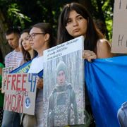 Prigionieri e bambini, non armi e territori. La via della diplomazia umanitaria