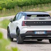 Volvo EX30 Cross Country, la prima elettrica familiare che esce dall'asfalto