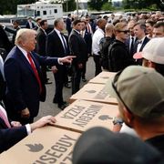 Trump ha portato pizza e hamburger alla Guardia nazionale schierata a Washington