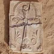 Una croce del VII secolo emerge dalle sabbie di Abu Dhabi