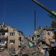 Pioggia di fuoco su Kiev, decine di morti. «Mosca rifiuta la pace»