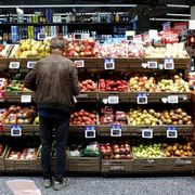 Come funziona “Dedicata a te”, la carta per la spesa delle famiglie povere