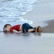 Dieci anni dopo Alan Kurdi, quel "mai più" resta un'illusione