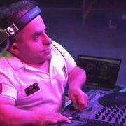 «Ai pregiudizi, gliele suono»: l'impresa in musica del dj più piccolo del mondo