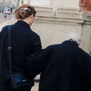 Corsie speciali fuori dalle quote: cosa ha deciso il governo sulle badanti