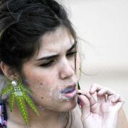 Aborti e infertilità: il prezzo più alto della cannabis lo pagano le donne