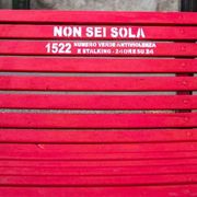 Un marito massacra la moglie, la sfigura. Davvero va compreso?