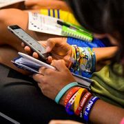 Divieto di cellulare alla prova dell'aula. E una petizione lo vuole ammorbidire