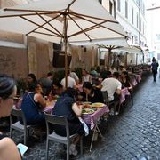 Salta la stretta sui dehors. Tavoli all’aperto dei bar liberi fino al 2027